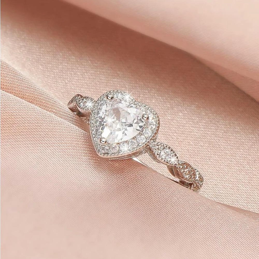 💜LUXURY HEART RING💜 - Picture 3 of 3